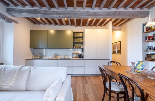 Radicondoli Apartment | Apartment 'Il Bel Soggiorno' with Hillside View