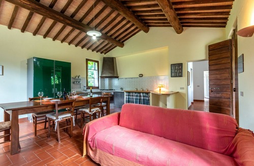 Serre di Rapolano Apartment | Apartment 'Il Covone' with Shared Pool, Shared Terrace and Wi-Fi