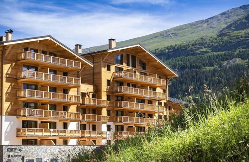 Les Boisses Apartment | Apartment in France with Spa and Pool