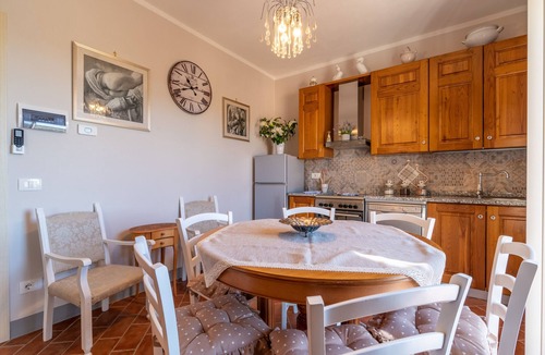 Cortona Apartment | Apartment 'L'Olivo Casa del Nonno Bingheri' with Shared Garden & Wi-Fi