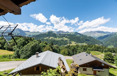 Crest-Voland Apartment | Apartment 'Les Bouquetins,Piscine Et Aire Jeux' with Mountain View, Shared Garden and Wi-Fi