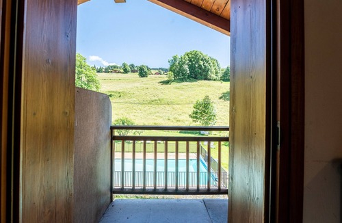Crest-Voland Apartment | Apartment 'Les Bouquetins,Piscine Et Aire Jeux' with Mountain View, Shared Garden and Wi-Fi