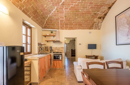 Colle di Val d'Elsa Apartment | Apartment "Nonno Gino" with Wi-Fi & Shared Balcony