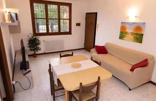 Trecasali Apartment | Apartment overlooking the garden.