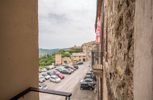 Radicondoli Apartment | Apartment "Radicondoli House" with Balcony & Wi-Fi