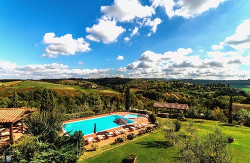 Sughera Apartment | Apartment with pool, WIFI, A/C, TV, veranda, pets allowed, panoramic view, close to San Gimignano