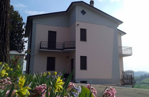 Salsomaggiore Terme Apartment | Appartamento con Splendida Vista Sulle Colline, Parcheggio e Giardino