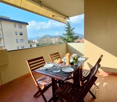 Prato Apartment | Appartamento Luminoso con Terrazzo, WI-FI e Garage