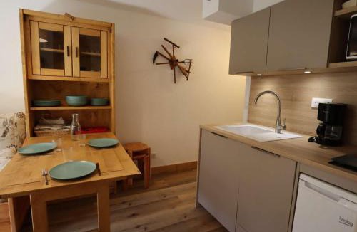 Areches Apartment | Appartement rénové en 2022 pour 3 personnes - Centre village - Piscine l'été - Classé 2 étoiles - FR-1-342-140