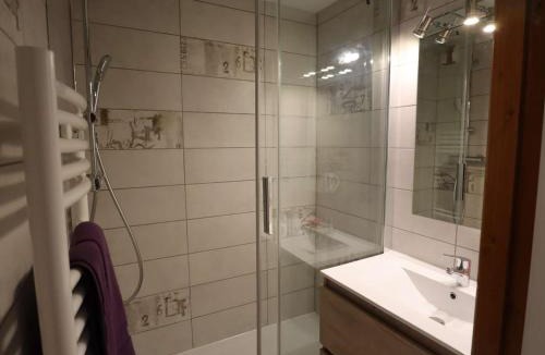 Areches Apartment | Appartement rénové en 2022 pour 3 personnes - Centre village - Piscine l'été - Classé 2 étoiles - FR-1-342-140