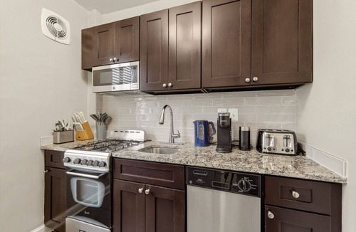 Radnor - Fort Myer Heights Apartment | Arlington 1BR w/Free Parking Ideal DC Stay