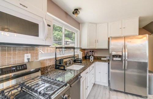 Arlington House | Arlington Townhome w/Furnished Patio!