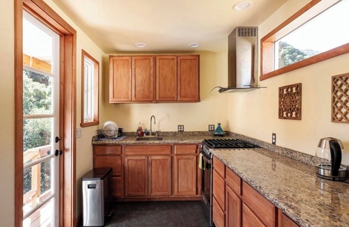 Topanga Cottage | Artistic Dragonfly House with deck + private creek and trails to explore!