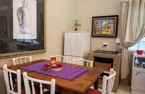 Vredefort Cottage | Arty self-catering cottage nestled in a tranquil garden with calming birdlife.