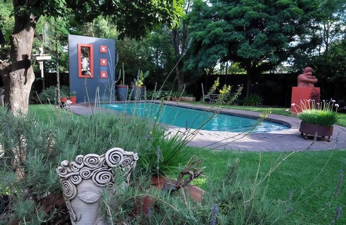 Vredefort Cottage | Arty self-catering cottage nestled in a tranquil garden with calming birdlife.