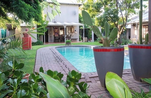 Vredefort Cottage | Arty self-catering cottage nestled in a tranquil garden with calming birdlife.