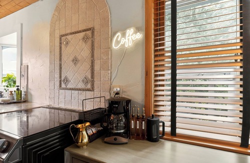 North Admiral House | Atop Alki Bungalow with peaceful retreat
