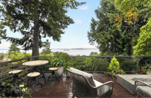 North Admiral House | Atop Alki Bungalow with peaceful retreat