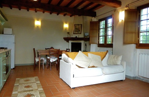 Montecarelli House | Attractive apartment in farmhouse with pool in beautiful surroundings