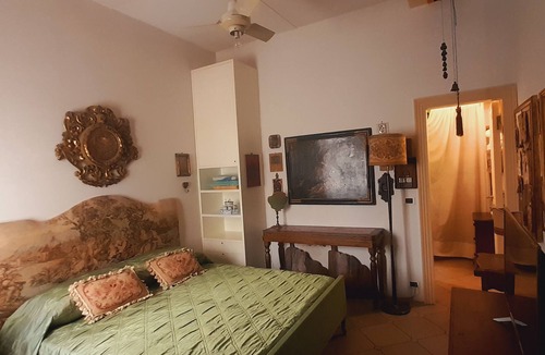 Historic Center Bed & Breakfast | B&B Fuori Dai Coppi Medieval Apartment Under the Two Towers and Piazza Maggiore