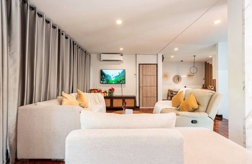 Khlong Tan Nuea Villa | Bangkok Cozy Garden Pool Villa | 10 Min to BTS