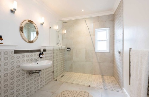 Cape Winelands Bed & Breakfast | Banhoek Corner Guesthouse
