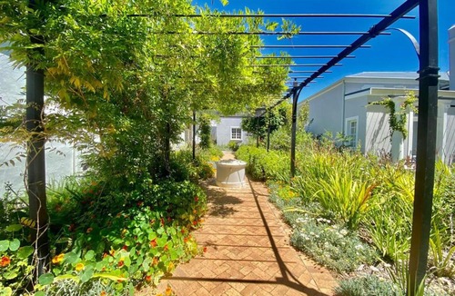 Cape Winelands Bed & Breakfast | Banhoek Corner Guesthouse