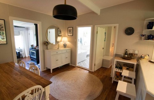 Leura House | Banksia Cottage, pretty cottage with garden, pet freiendly