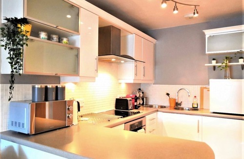 City Centre Apartment | Bard's Nest, central, FREE allocated parking, 3 mins walk to Birthplace.