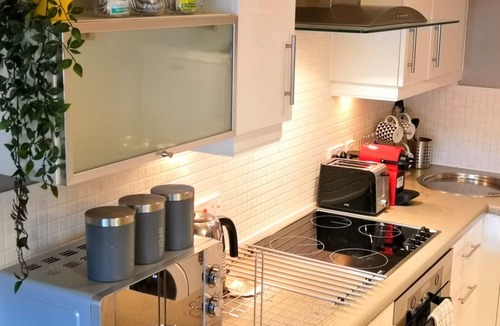 City Centre Apartment | Bard's Nest, central, FREE allocated parking, 3 mins walk to Birthplace.