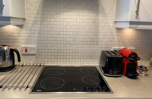 City Centre Apartment | Bard's Nest, central, FREE allocated parking, 3 mins walk to Birthplace.
