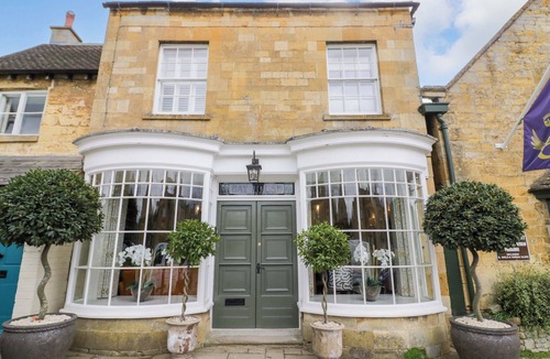 Broadway House | BAY HOUSE COTTAGE, pet friendly, with a garden in Broadway