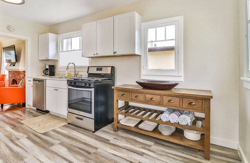 Pierpont Bay House | Beach Bungalow-1920s Charmer- Dog's Stay for Free - Pierpont Ventura
