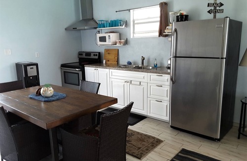 Alice Town Apartment | BEACH FRONT-CENTRAL LOCALE-SUNSET VIEW-FREE WIFI-A/C-FAMILY FRIENDLY-AMENITIES