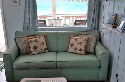 Alice Town Apartment | BEACH FRONT-CENTRAL LOCALE-SUNSET VIEW-FREE WIFI-A/C-FAMILY FRIENDLY-AMENITIES