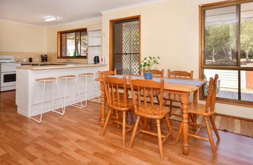 Warana House | Beach House Getaway - Family & Pets ZB6