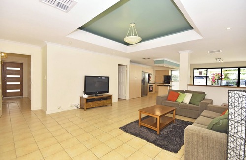 Quinns Rocks House | Beach house: pool, spa bath, walk to beach