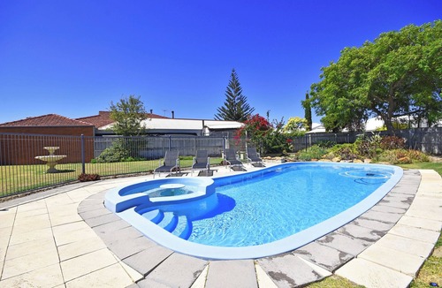 Quinns Rocks House | Beach house: pool, spa bath, walk to beach