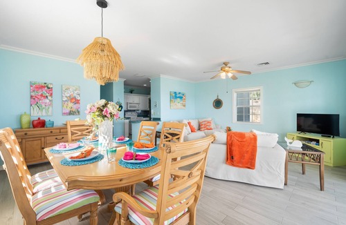 Gambier House | Beach, Ocean View Pool, King Bed - Walking distance to Restaurants & the Beach!
