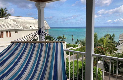 Gambier House | Beach, Ocean View Pool, King Bed - Walking distance to Restaurants & the Beach!