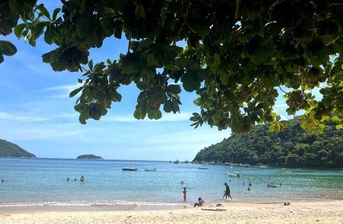 Mambucaba Apartment | BEACH SUITE ROOM PROVETÁ ILHA GRANDE, JUST A FEW STEPS FROM THE SAND.