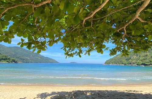 Mambucaba Apartment | BEACH SUITE ROOM PROVETÁ ILHA GRANDE, JUST A FEW STEPS FROM THE SAND.