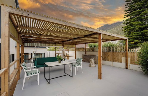 Scott Estate Apartment | Beachfront 3 Bed With Private Parking & BBQ Area