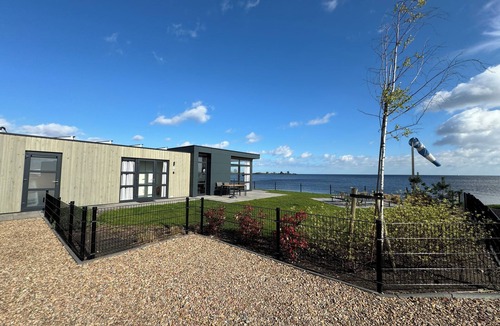 Enkhuizen House | Beachfront Chalet in First Row with Exceptional Sea View and Fenced Garden