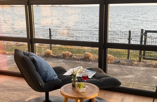 Enkhuizen House | Beachfront Chalet with Fenced Garden and Exceptional Sea Views in Enkhuizen