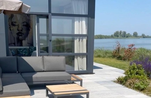 Enkhuizen House | Beachfront Enkhuizer Strand Chalet with Fenced Yard and Exceptional Lake View
