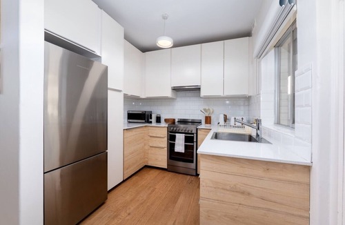 Cottesloe Apartment | Beachside Escape – Bright Apt Steps from Cottesloe Beach with Balcony