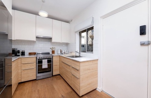Cottesloe Apartment | Beachside Escape – Bright Apt Steps from Cottesloe Beach with Balcony