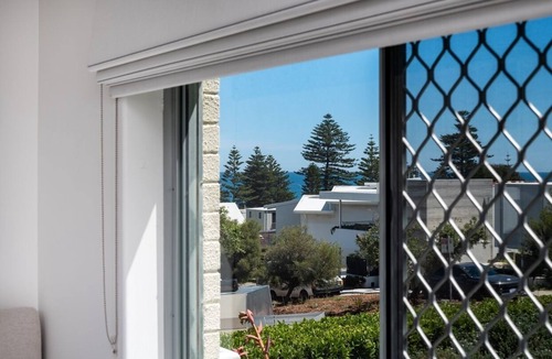 Cottesloe Apartment | Beachside Escape – Bright Apt Steps from Cottesloe Beach with Balcony