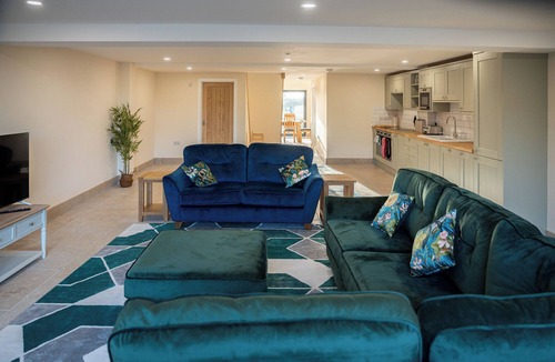 Little Rissington Cottage | BEARS COURT BARN 5, pet friendly in Bourton-On-The-Water